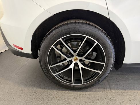 Certified 2025 Porsche Macan image 12