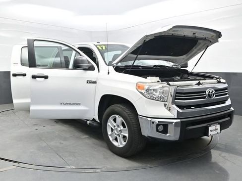 Used 2017 Toyota Tundra SR5 w/ SR5 Upgrade Package AWD/4WD image 42