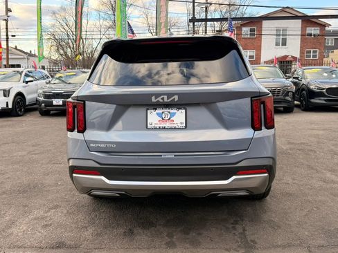 Used 2024 Kia Sorento S image 6