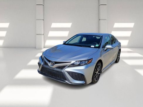 Used 2021 Toyota Camry SE image 2
