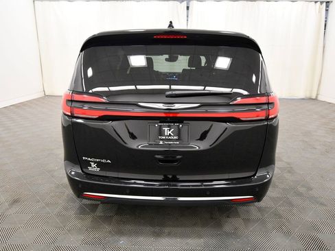 Used 2025 Chrysler Pacifica Select image 6