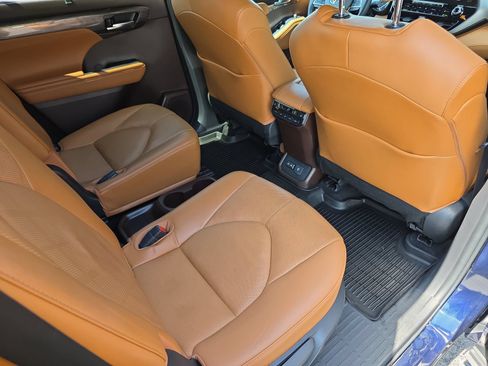 Used 2022 Toyota Highlander Platinum AWD/4WD image 11