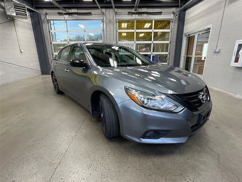 Used 2018 Nissan Altima 2.5 SR w/ SR Midnight Edition image 7