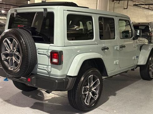 Used 2024 Jeep Wrangler Unlimited w/ Convenience Group AWD/4WD image 4