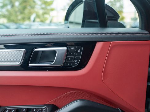 Certified 2022 Porsche Cayenne Platinum Edition image 16