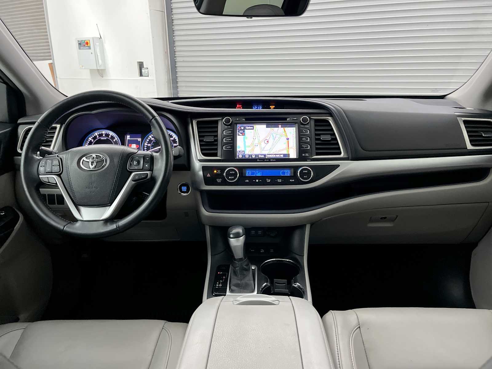 Used 2017 Toyota Highlander XLE AWD/4WD image 10