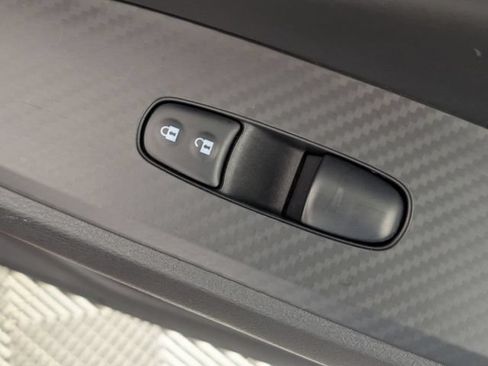Used 2025 Nissan Altima 2.5 SV FWD image 33