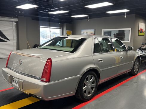 Used 2007 Cadillac DTS Luxury I w/ Trunk Convenience Package FWD image 6