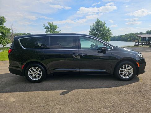 Used 2023 Chrysler Pacifica Touring-L FWD image 3