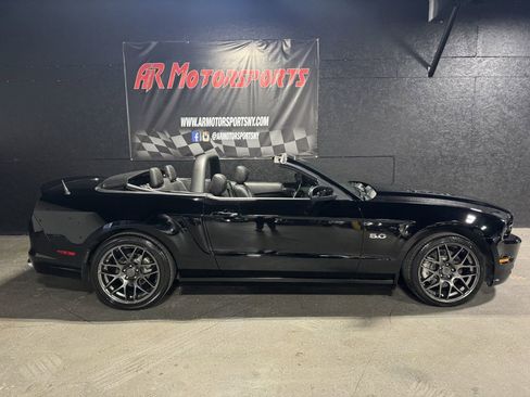 Used 2013 Ford Mustang GT Premium w/ Security Pkg RWD image 6