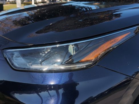 Certified 2021 Toyota Highlander XLE image 6