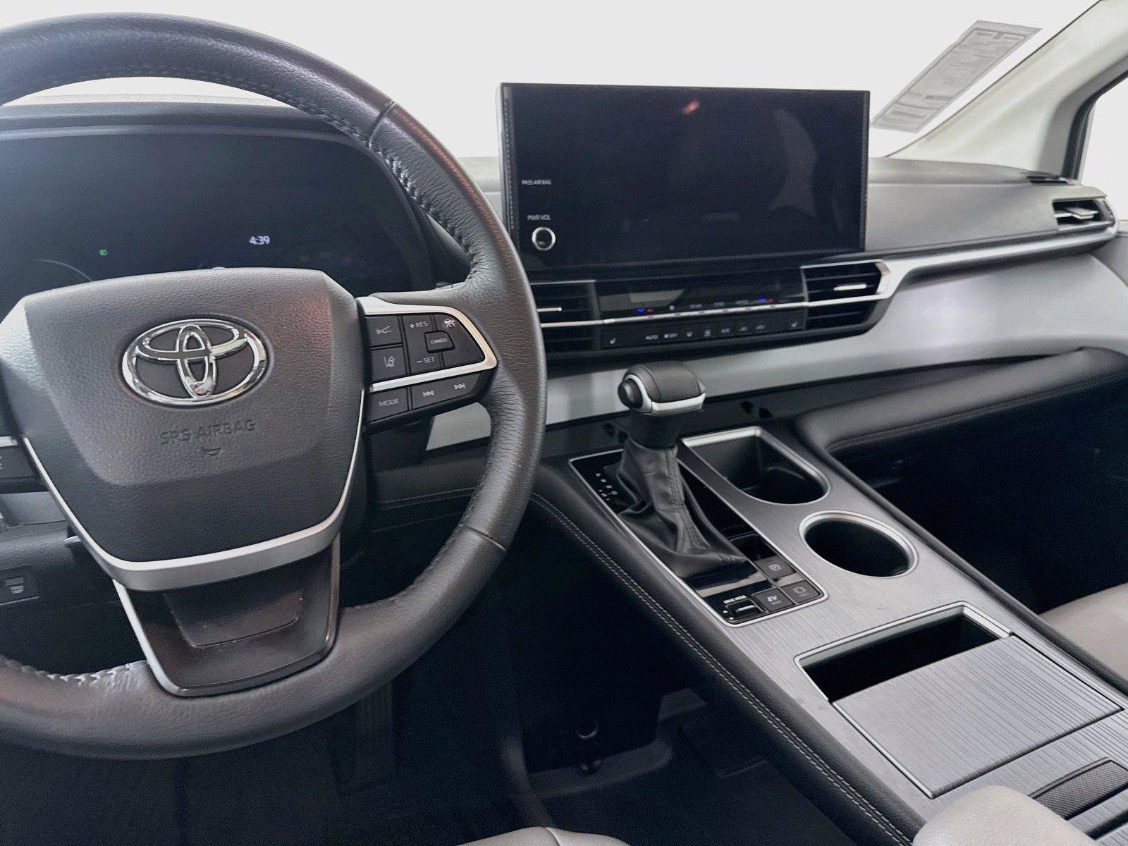 Certified 2025 Toyota Sienna XLE FWD image 32