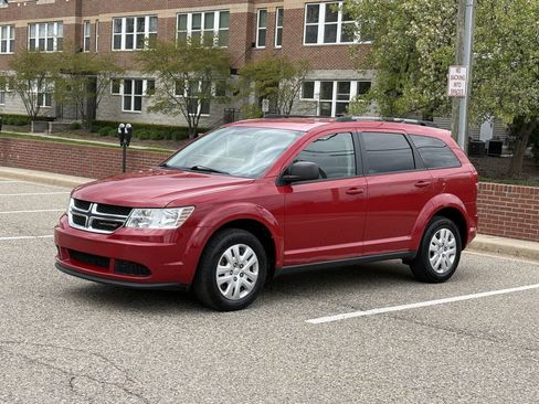 Used 2018 Dodge Journey SE FWD image 2