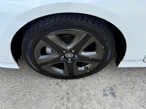 Used 2021 Toyota Prius XLE image 9