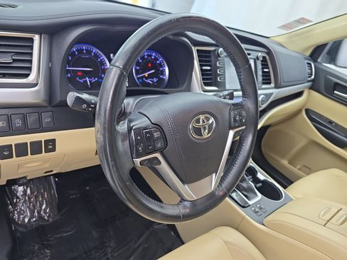 Used 2019 Toyota Highlander XLE FWD image 16