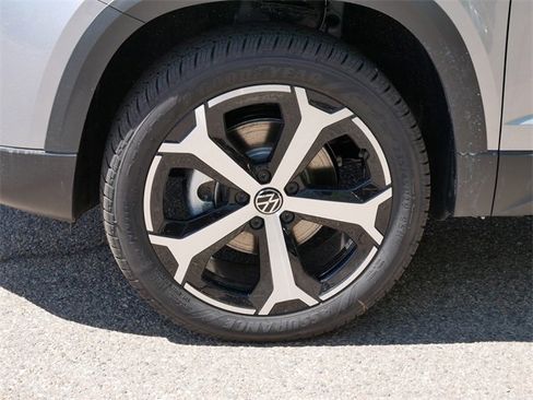 New 2025 Volkswagen Taos SEL image 5