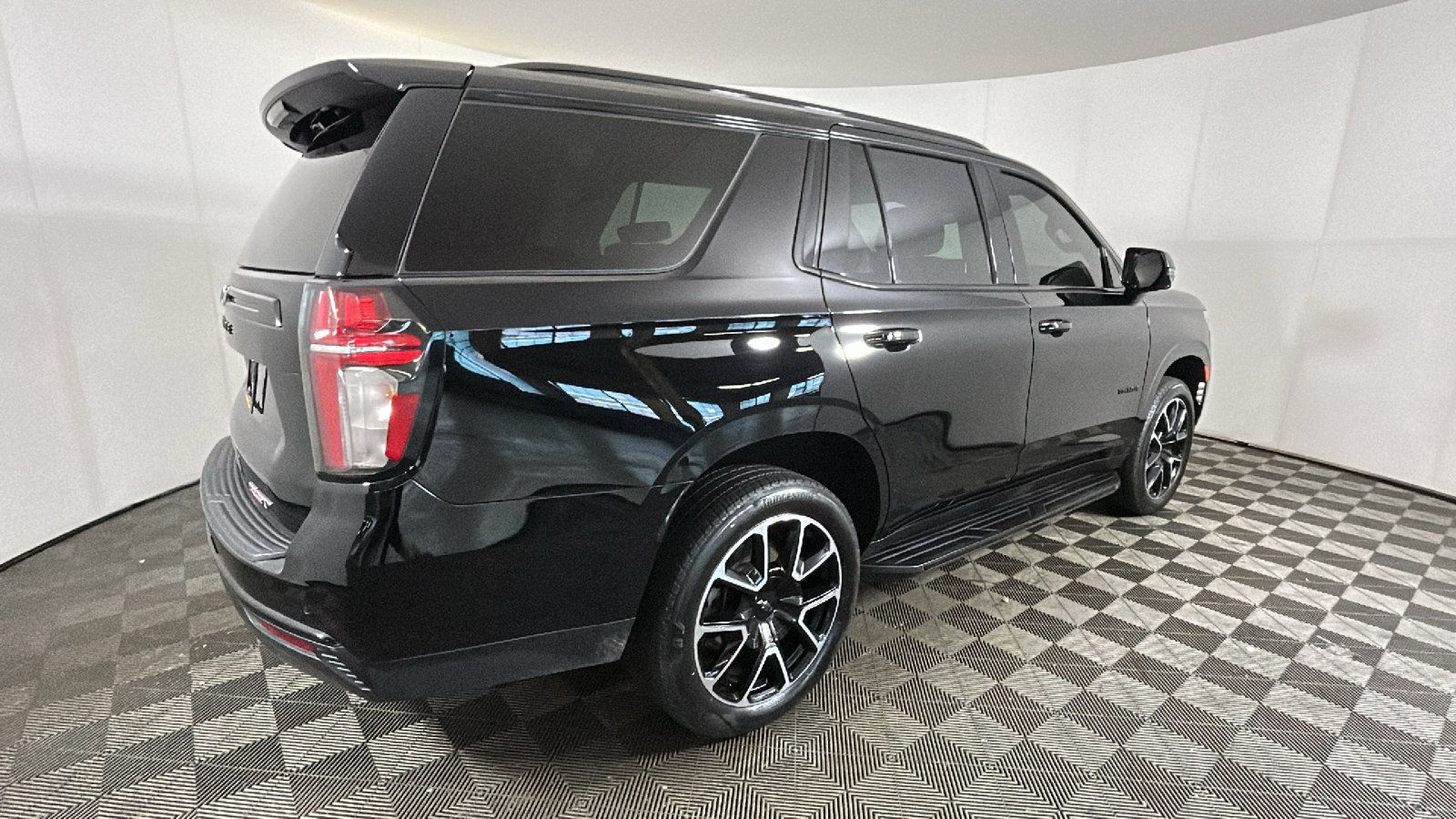 Used 2024 Chevrolet Tahoe RST w/ Luxury Package AWD/4WD image 3