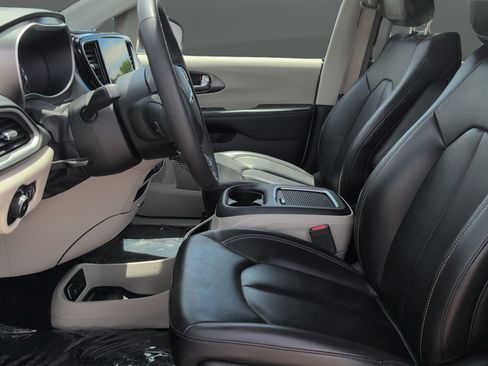 Used 2023 Chrysler Pacifica Touring-L FWD image 10