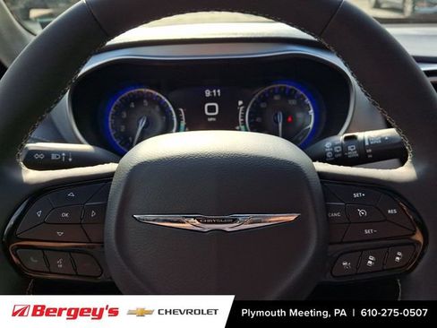 Used 2025 Chrysler Pacifica Limited FWD image 24