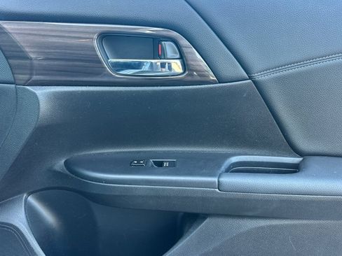 Used 2017 Honda Accord Touring image 19