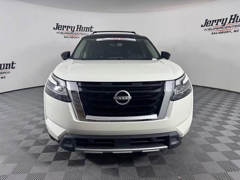 Used 2024 Nissan Pathfinder Platinum FWD image 4