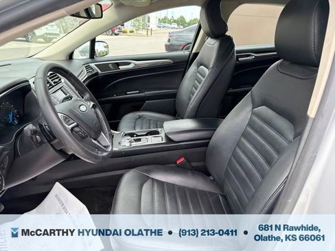 Used 2017 Ford Fusion SE FWD image 17