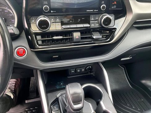 Used 2021 Toyota Highlander XLE image 27
