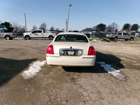 Used 2007 Lincoln Town Car Signature Limited image 3