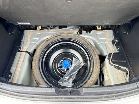 Used 2017 Toyota Yaris L image 30