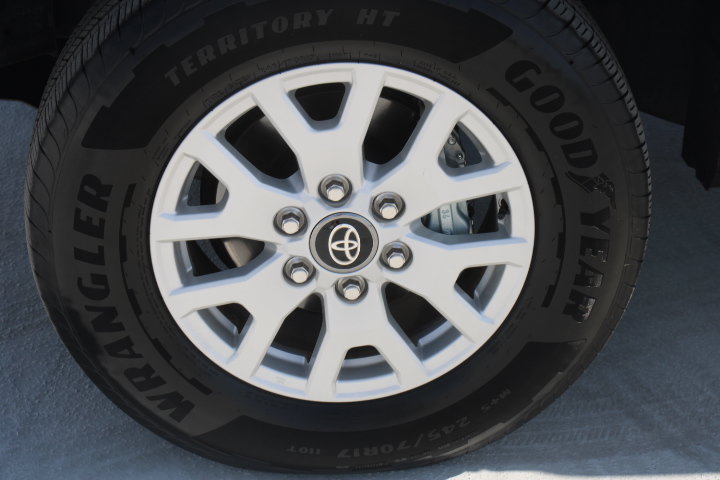 Certified 2025 Toyota Tacoma SR5 AWD/4WD image 10