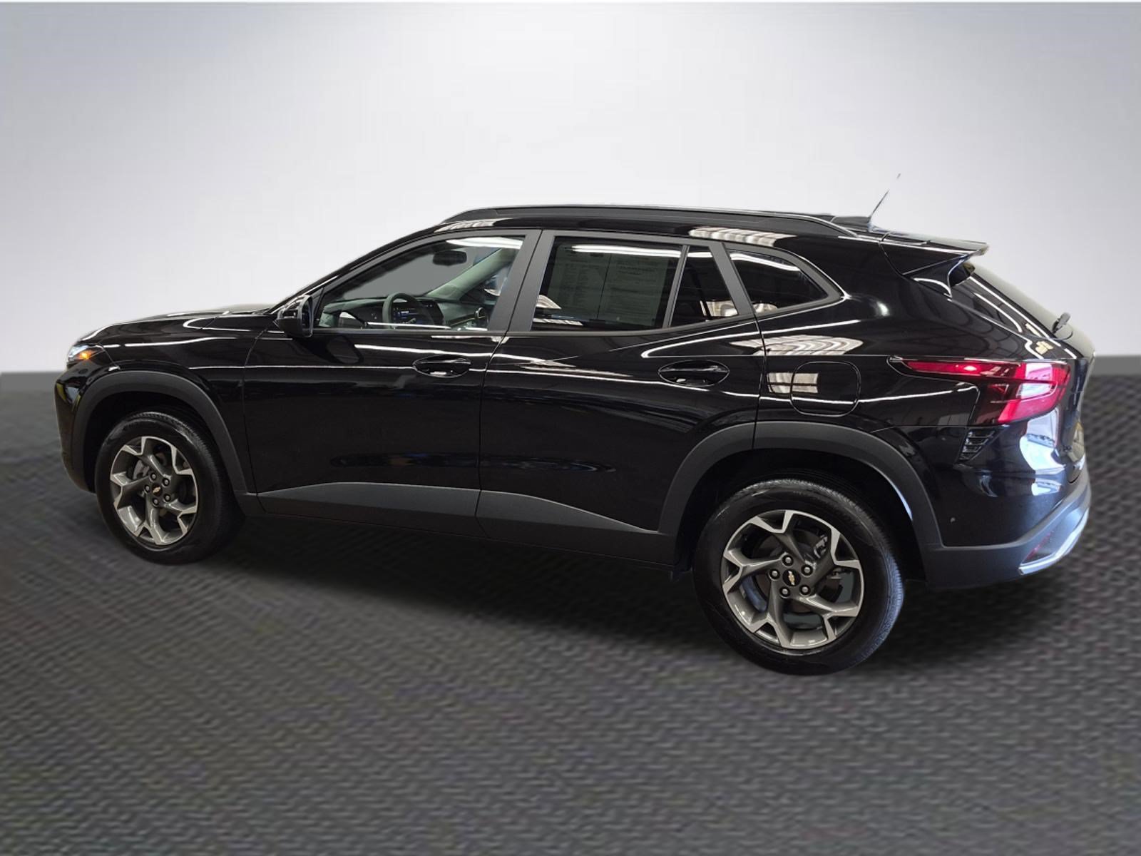 Used 2025 Chevrolet Trax LT FWD image 5