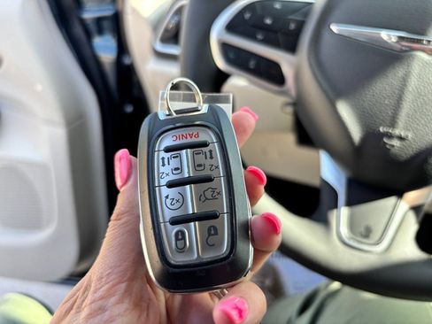 Used 2023 Chrysler Pacifica Touring-L FWD image 33