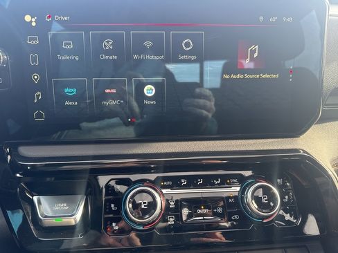 Used 2024 GMC Sierra 1500 AT4 w/ AT4 Preferred Package image 10