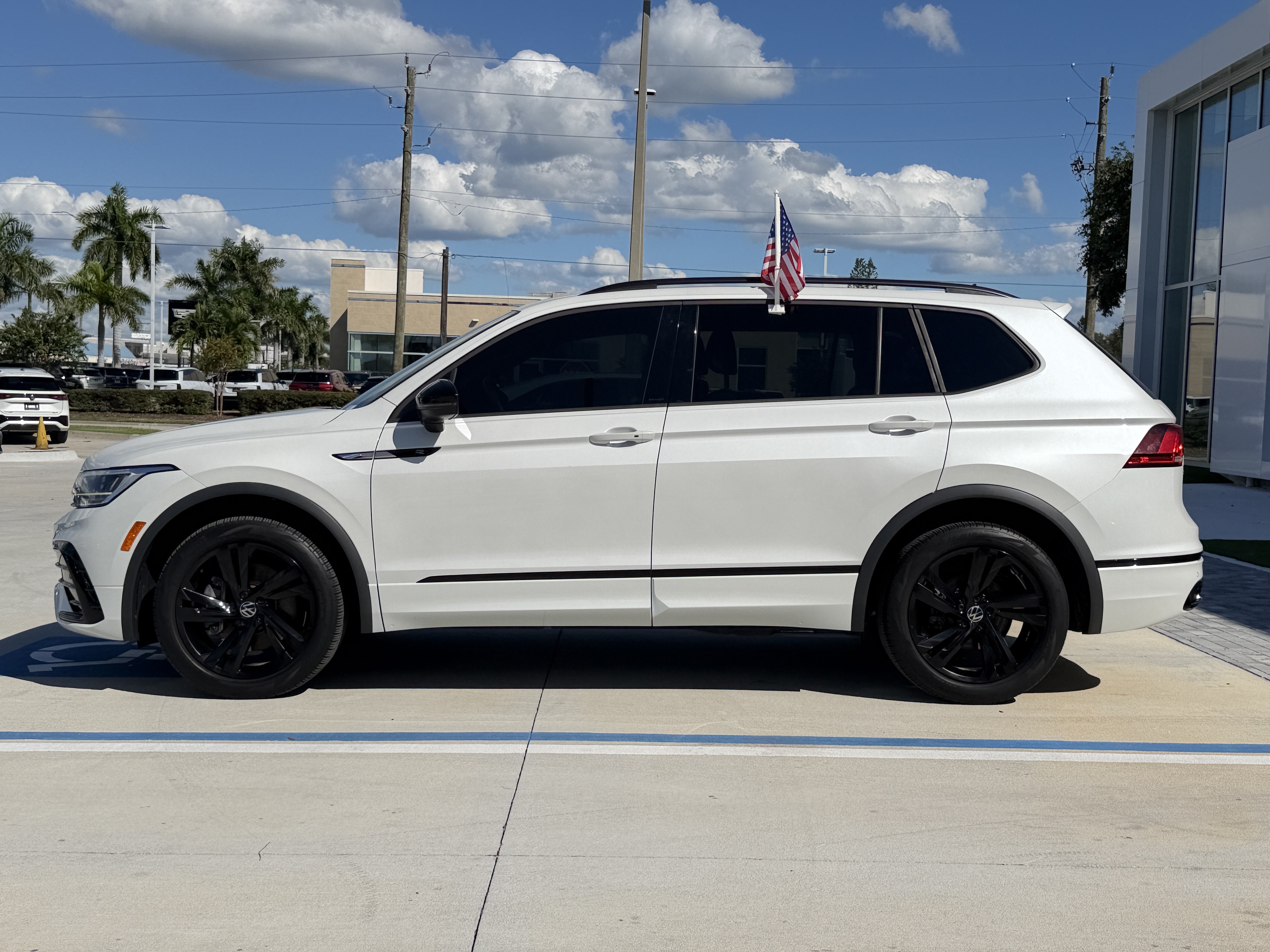Certified 2023 Volkswagen Tiguan SE R-Line FWD image 4