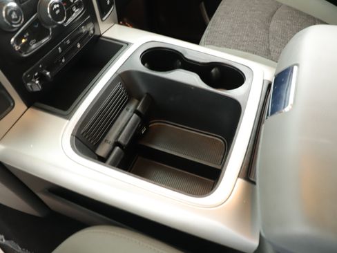 Used 2020 RAM 1500 Classic SLT w/ Luxury Group image 17