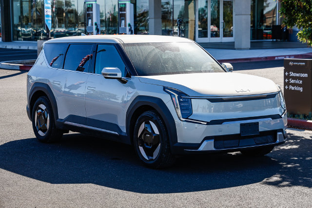 Used 2024 Kia EV9 Light Long Range RWD image 6
