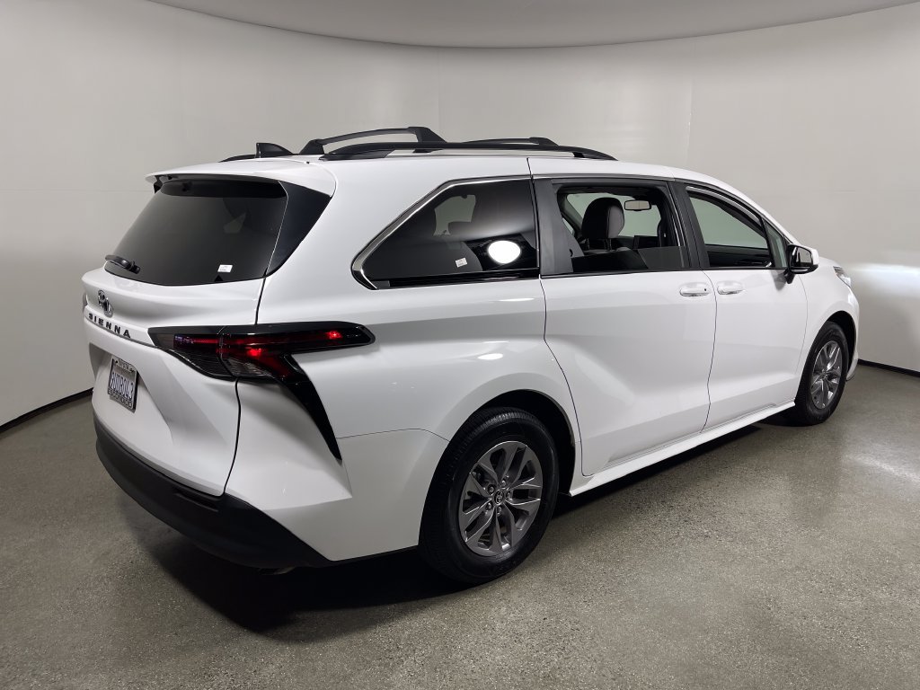 Certified 2026 Toyota Sienna LE FWD image 3