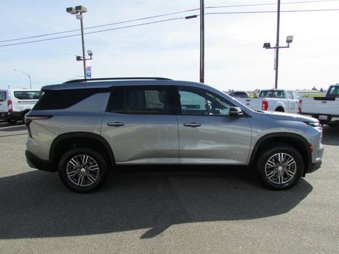 Used 2025 Chevrolet Traverse LT image 5