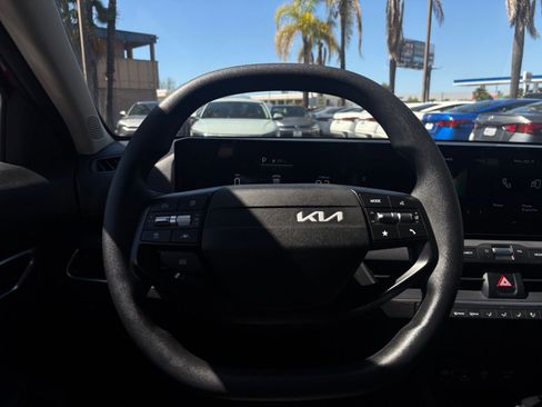 Used 2025 Kia K4 LXS image 27