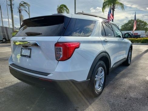 Used 2024 Ford Explorer XLT RWD image 3