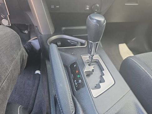 Used 2018 Toyota RAV4 XLE AWD/4WD image 19
