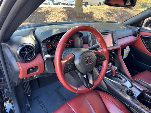 Used 2024 Nissan GT-R Premium w/ Premium Interior Package image 42