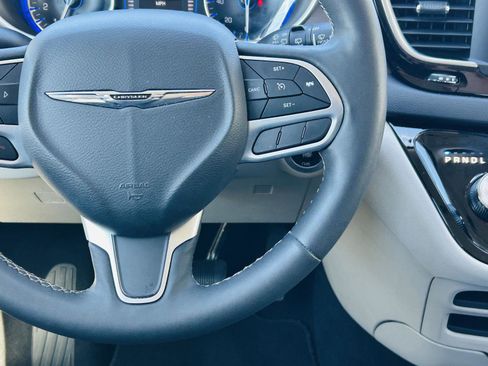 Used 2023 Chrysler Voyager LX image 15