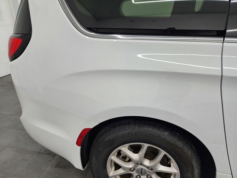 Used 2024 Chrysler Pacifica Touring-L image 24