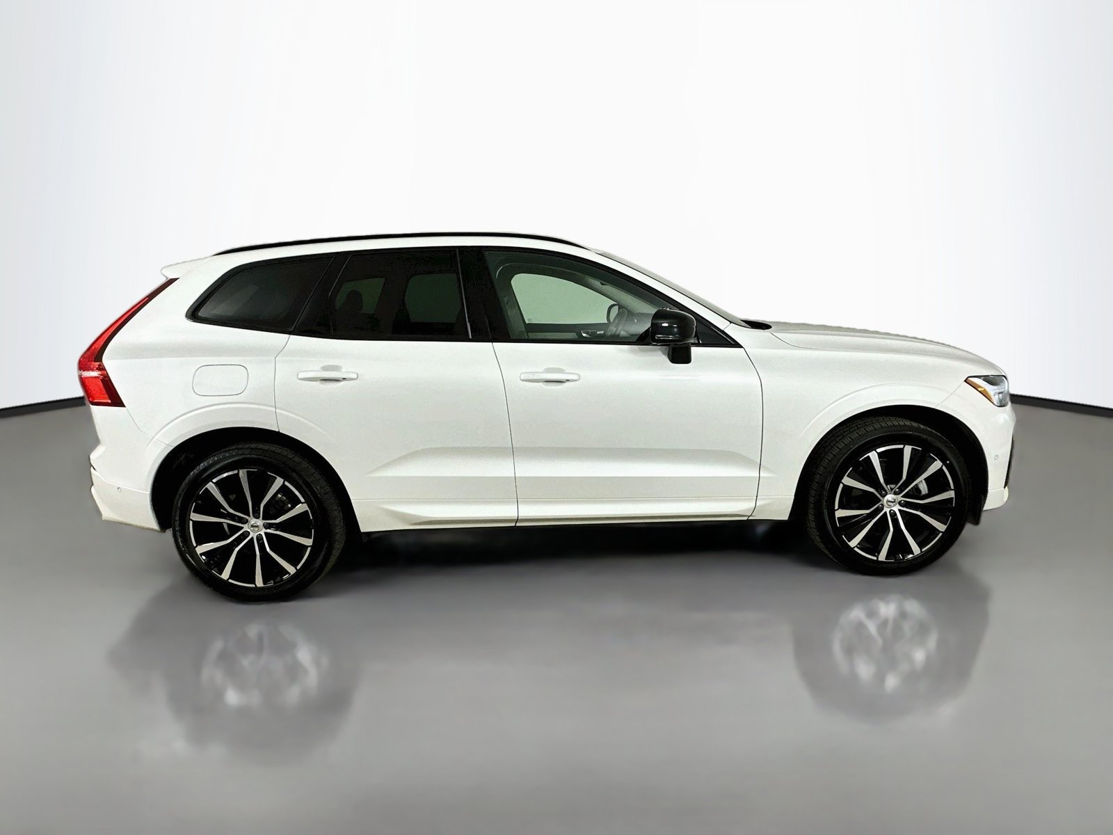 Certified 2024 Volvo XC60 B5 Plus w/ Climate Package AWD/4WD image 4