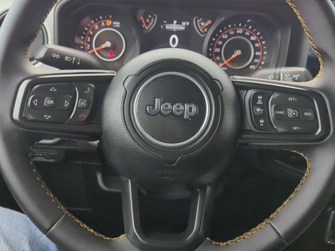 Used 2024 Jeep Gladiator Sport AWD/4WD image 15