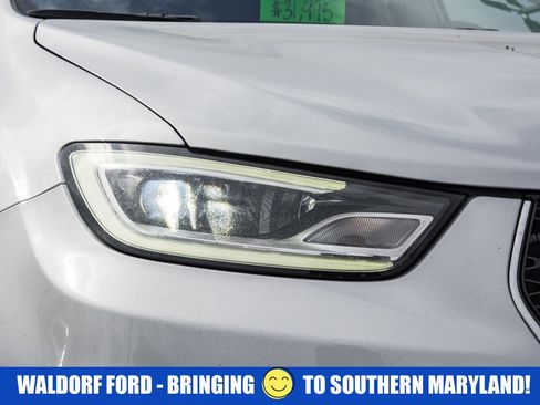 Used 2024 Chrysler Pacifica Touring-L image 14