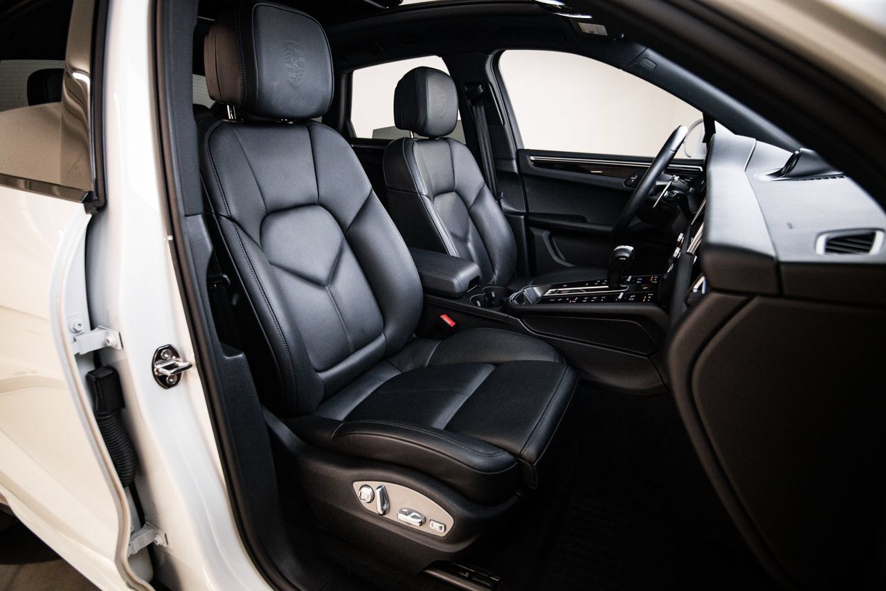 Certified 2023 Porsche Macan AWD/4WD image 29
