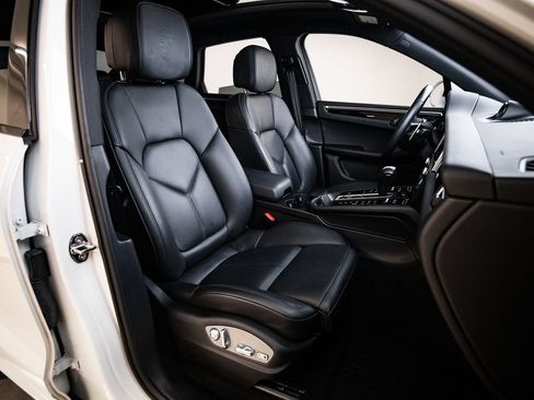 Certified 2023 Porsche Macan AWD/4WD image 29