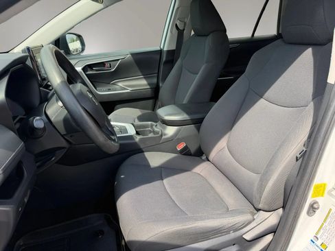 Used 2019 Toyota RAV4 LE AWD/4WD image 16